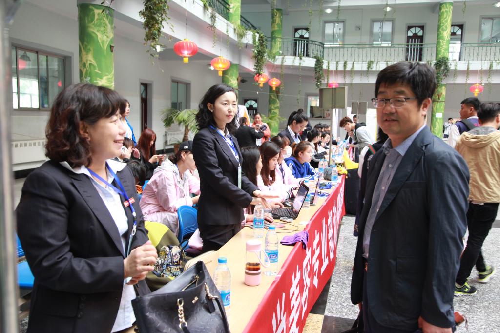刘斌院长了解专业部新生报到情况