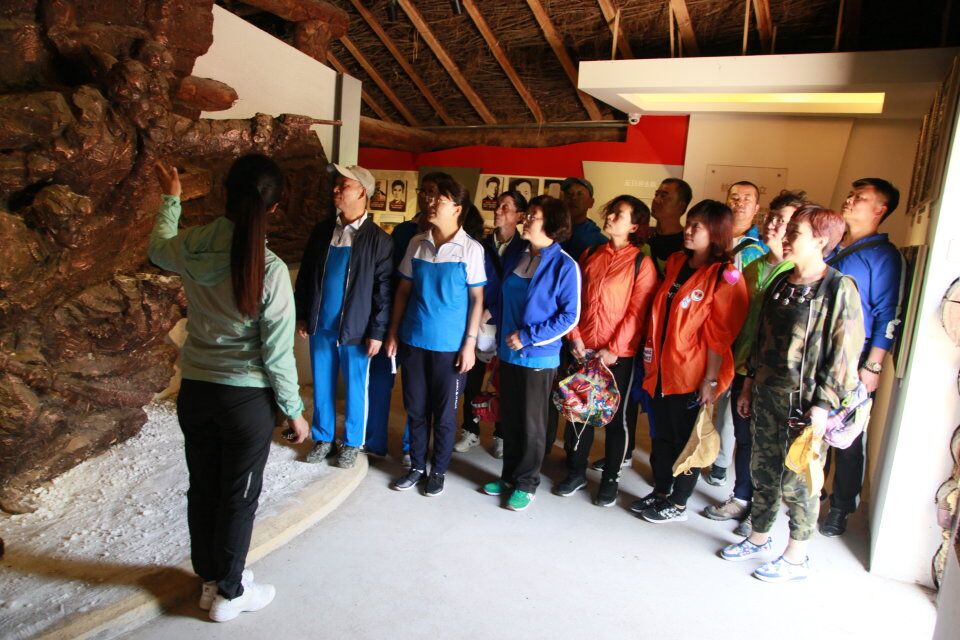 全体党员参观抗联密营展览馆