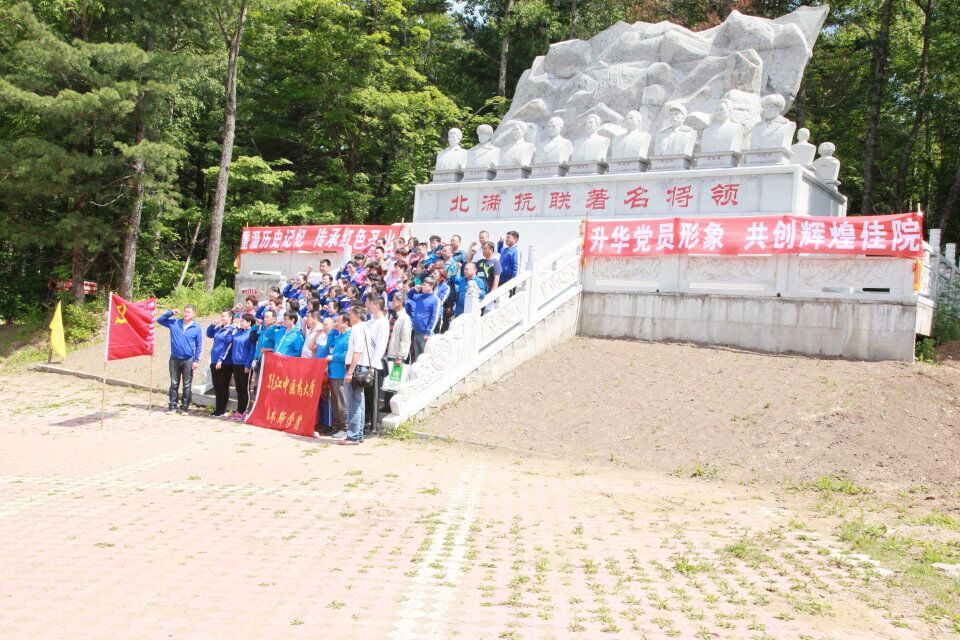 全体党员面向党旗重温入党誓词