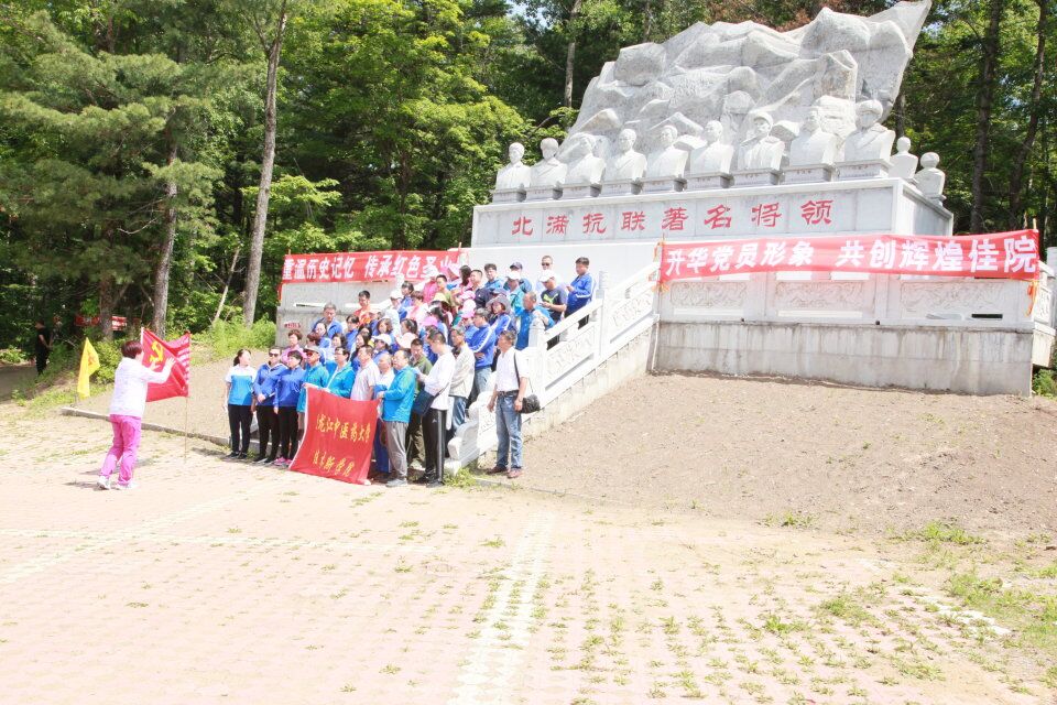 全体党员唱红歌《团结就是力量》、《没有共产党就没有新中国》