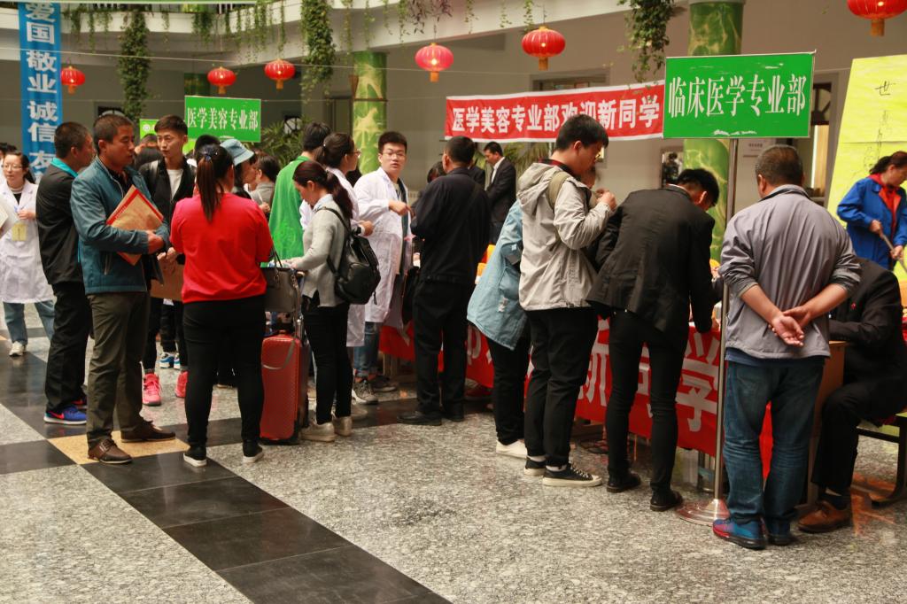 各专业部热情接待新同学