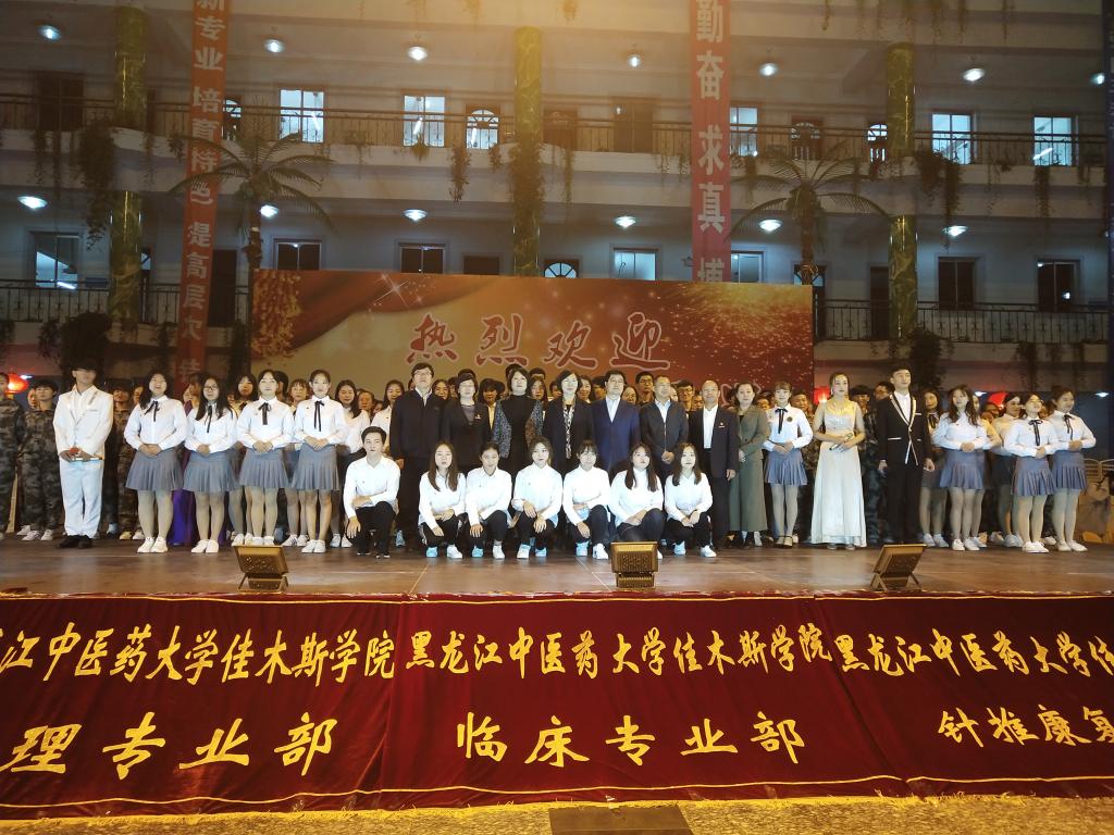 参会领导与演职人员合影
