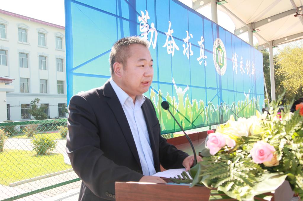 教师代表黄敬文老师讲话